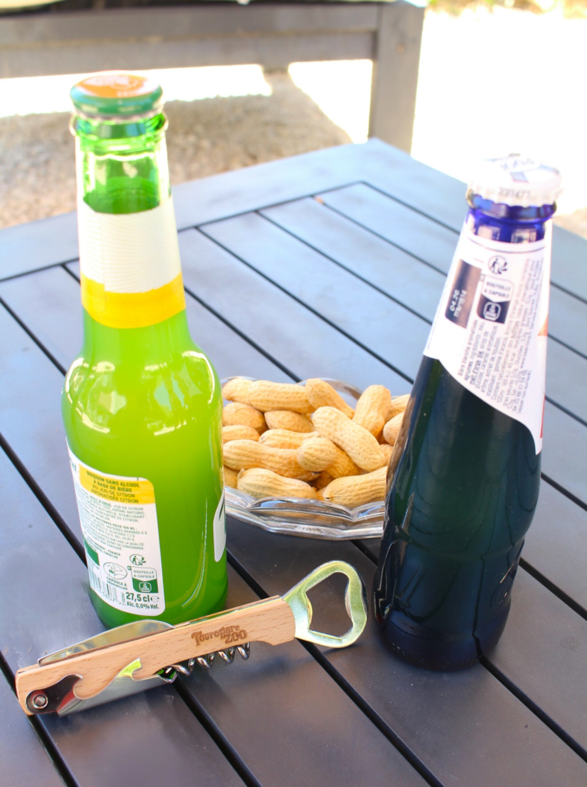 photo ouvre bouteille en situation Couverts de voyage