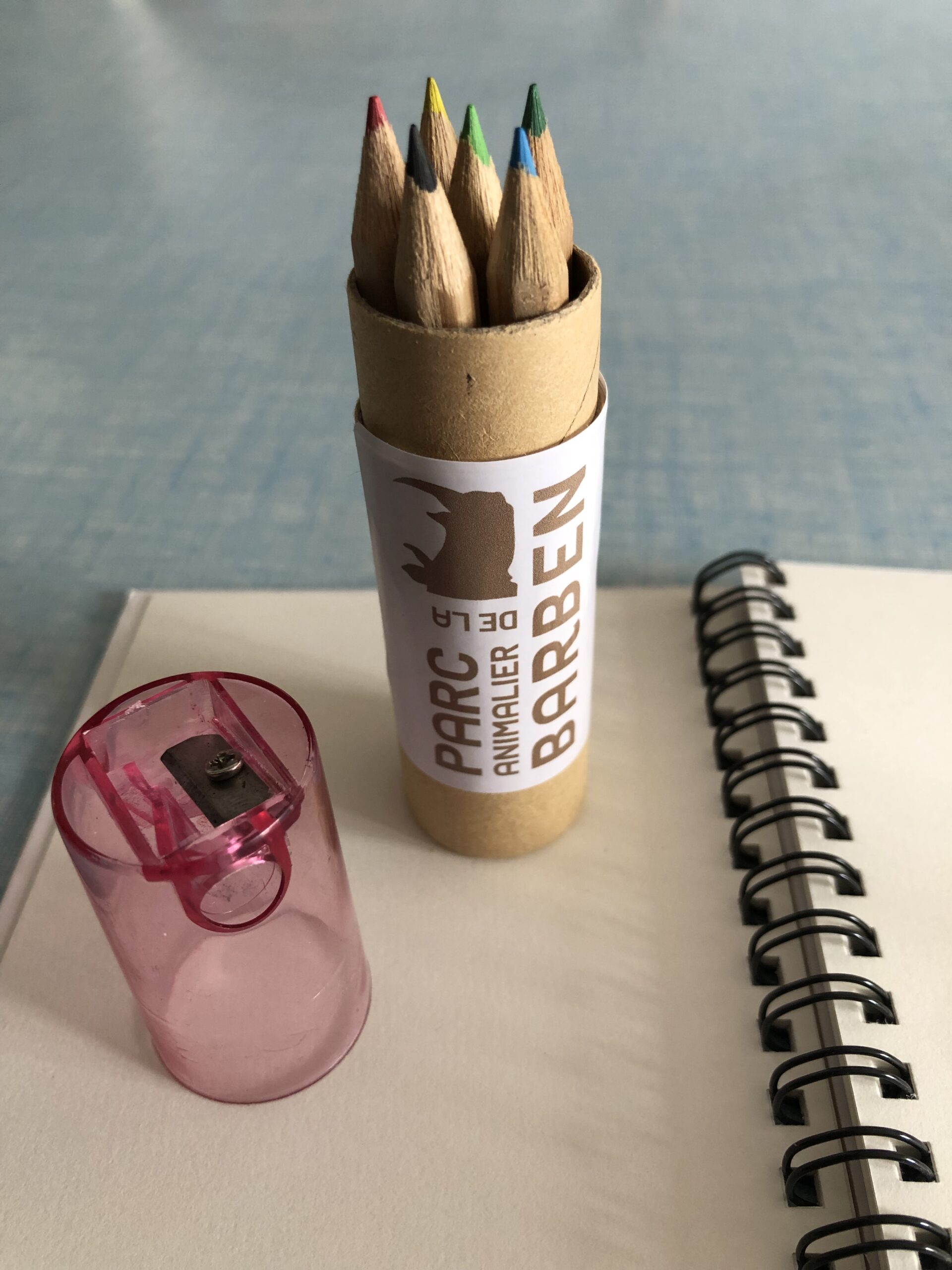 Phtoto set 6 crayons couleurs grand carnet personnalise